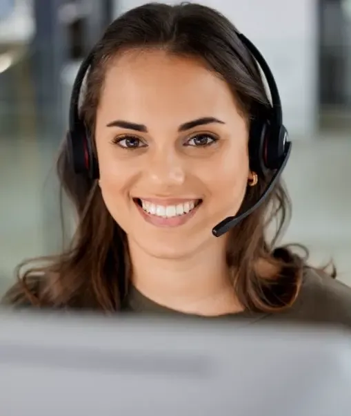 Atendente da Aunare usando headset